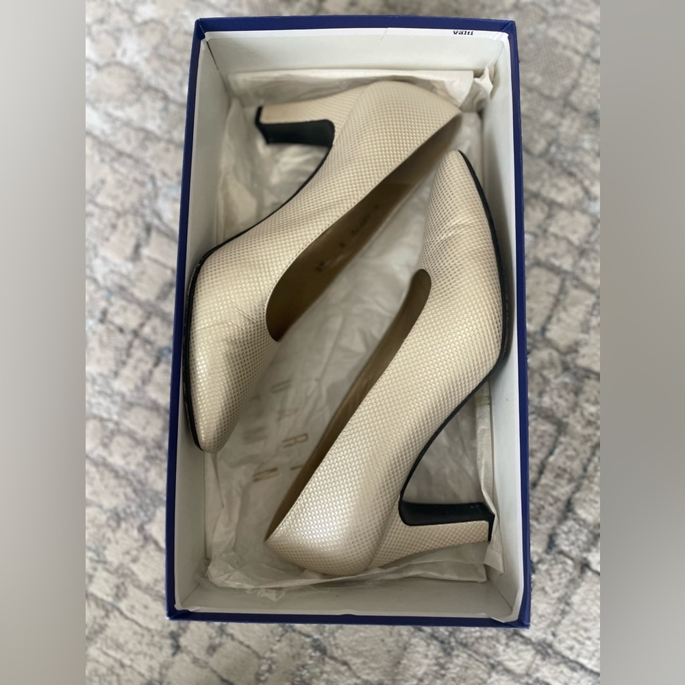 Stuart Weitzman cream heel